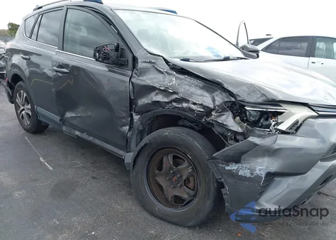 2017 Toyota Rav4 Le z USA, uszkodzony, nr VIN JTMZFREV8HJ700529